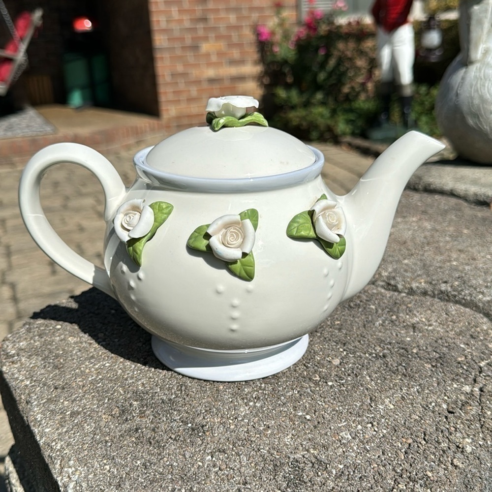 VINTAGE~TELEFLORA TEAPOT~PORCELAIN BISQUE~PINK ROSES & GREEN LEAVES APPLIED~G11